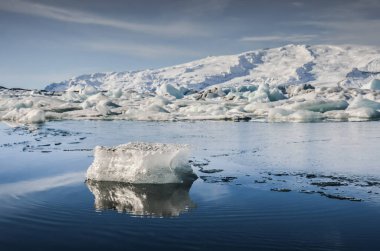 İzlanda doğası, kışın seyahat fotoğrafı karda, macera, gezi, yürüyüş, dağlar.