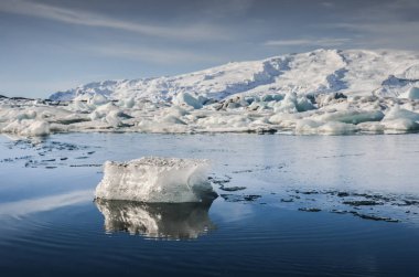 İzlanda doğası, kışın seyahat fotoğrafı karda, macera, gezi, yürüyüş, dağlar.