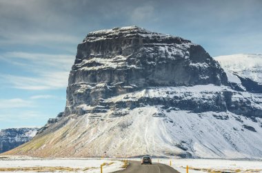 İzlanda doğası, kışın seyahat fotoğrafı karda, macera, gezi, yürüyüş, dağlar.