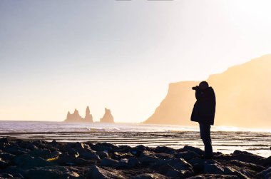 İzlanda doğası, kışın seyahat fotoğrafı karda, macera, gezi, yürüyüş, dağlar.
