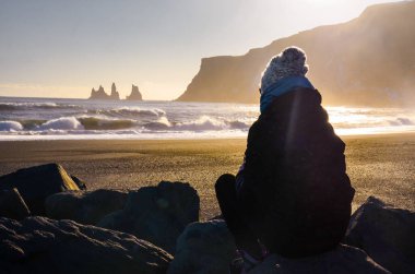 İzlanda doğası, kışın seyahat fotoğrafı karda, macera, gezi, yürüyüş, dağlar.