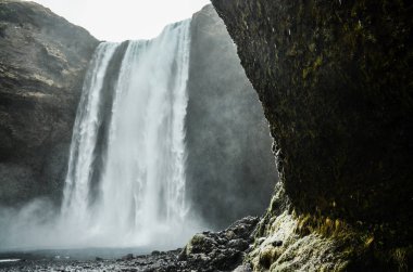 İzlanda doğası, kışın seyahat fotoğrafı karda, macera, gezi, yürüyüş, dağlar.