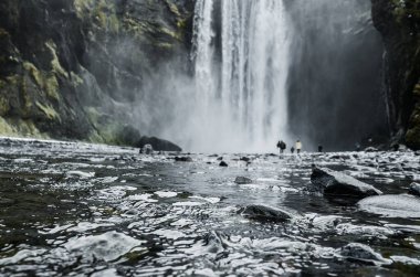 İzlanda doğası, kışın seyahat fotoğrafı karda, macera, gezi, yürüyüş, dağlar.