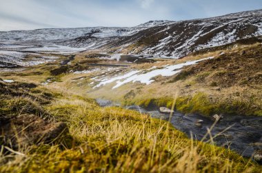 İzlanda doğası, kışın seyahat fotoğrafı karda, macera, gezi, yürüyüş, dağlar.