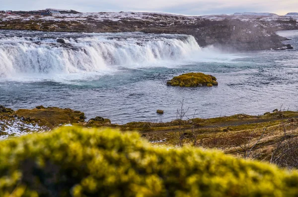 Iceland natureza, viagem de inverno foto na neve, aventura, viagem, caminhadas, montanhas . — Fotografia de Stock