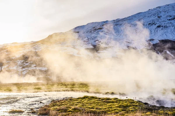 Iceland natureza, viagem de inverno foto na neve, aventura, viagem, caminhadas, montanhas . — Fotografia de Stock