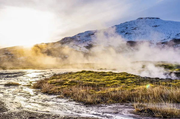 Iceland nature, voyage d'hiver photo dans la neige, aventure, voyage, randonnée, montagne . — Photo