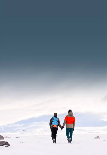 Silhouette donna sulla cima vecchia aria in Islanda, Avventura di viaggio — Foto Stock