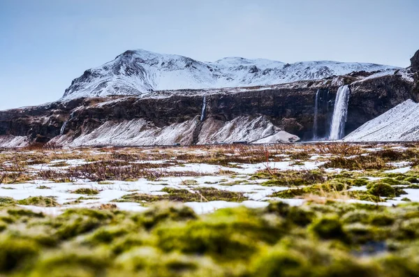 Iceland natureza, viagem de inverno foto na neve, aventura, viagem, caminhadas, montanhas . — Fotografia de Stock