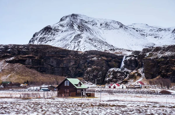 Iceland natureza, viagem de inverno foto na neve, aventura, viagem, caminhadas, montanhas . — Fotografia de Stock