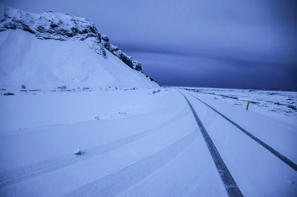 Island natur, vinter resor foto i snö, äventyr, resa, vandring, berg. — Stockfoto