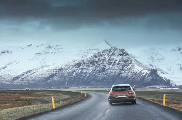 Island natur, vinter resor foto i snö, äventyr, resa, vandring, berg. — Stockfoto