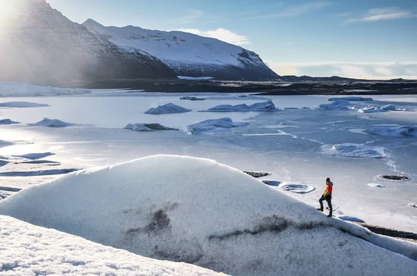 Iceland natureza, viagem de inverno foto na neve, aventura, viagem, caminhadas, montanhas . — Fotografia de Stock