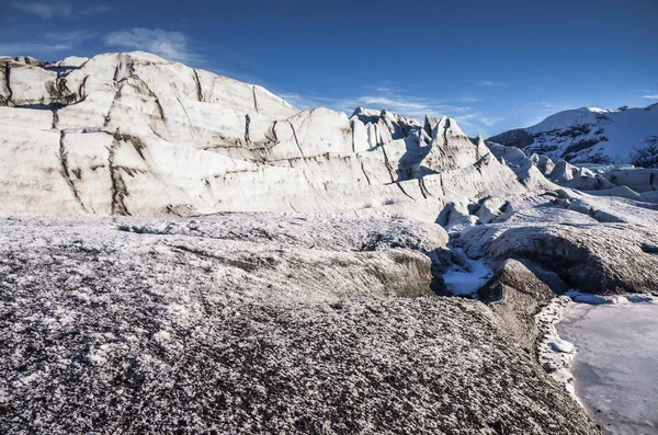 İzlanda doğası, kışın seyahat fotoğrafı karda, macera, gezi, yürüyüş, dağlar. — Stok fotoğraf