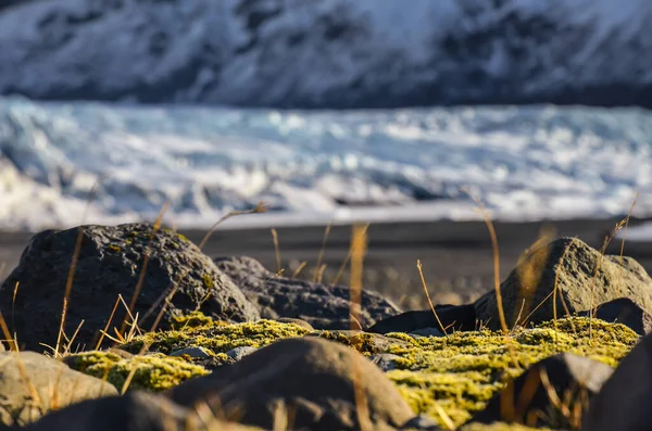 Iceland natureza, viagem de inverno foto na neve, aventura, viagem, caminhadas, montanhas . — Fotografia de Stock