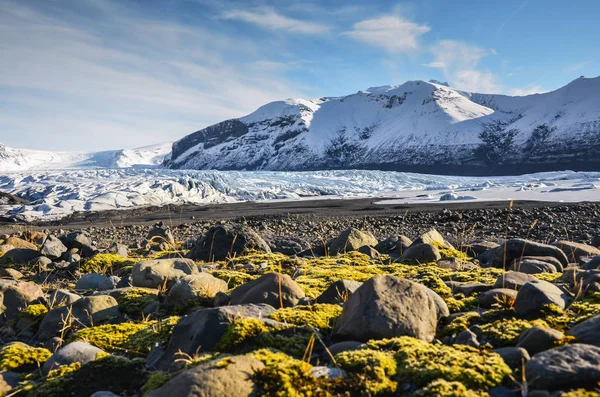 Iceland φύση, χειμερινά ταξίδια φωτογραφία στο χιόνι, περιπέτεια, ταξίδι, πεζοπορία, βουνά. — Φωτογραφία Αρχείου