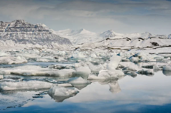 Iceland природа, зима путешествия фото в снегу, приключение, поездка, пешие прогулки, горы . — стоковое фото