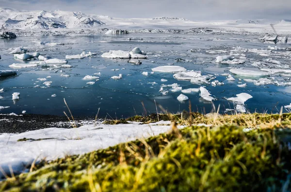 Iceland naturaleza, viaje de invierno foto en nieve, aventura, viaje, senderismo, montañas . — Foto de Stock