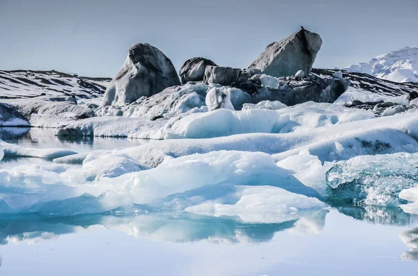 Island příroda, zimní cestování fotografie ve sněhu, dobrodružství, výlet, turistika, hory. — Stock fotografie