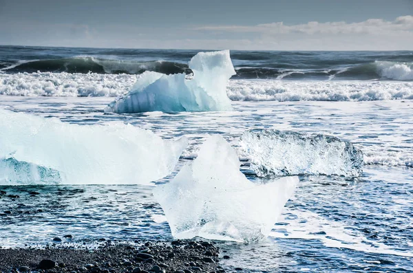 İzlanda doğası, kışın seyahat fotoğrafı karda, macera, gezi, yürüyüş, dağlar. — Stok fotoğraf