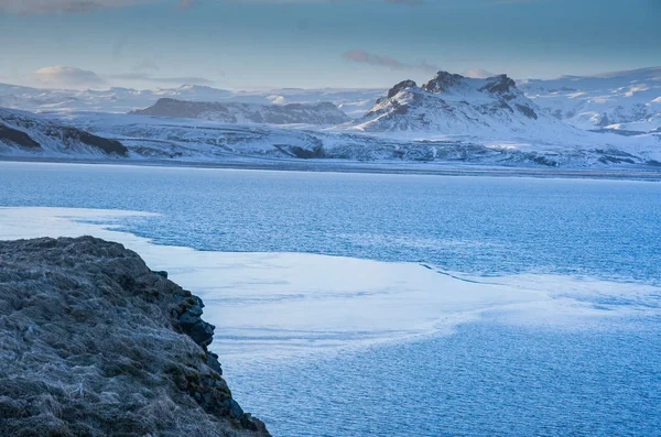 Iceland nature, voyage d'hiver photo dans la neige, aventure, voyage, randonnée, montagne . — Photo