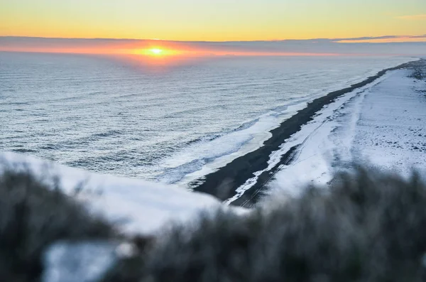 Iceland natureza, viagem de inverno foto na neve, aventura, viagem, caminhadas, montanhas . — Fotografia de Stock