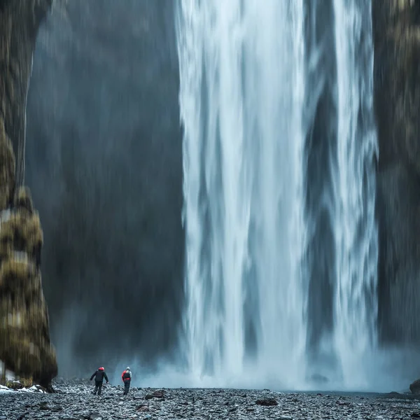 Людина під водоспадом в Ісландії, рекламна фотографія — стокове фото