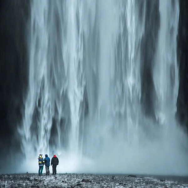 Turista sotto la cascata in Islanda, Avventura foto, modificare lo spazio — Foto Stock