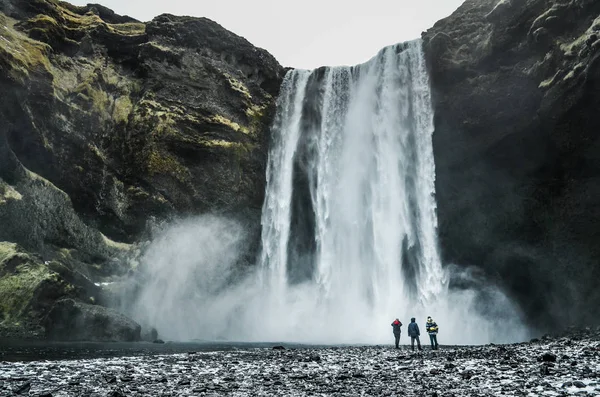 Iceland natureza, viagem de inverno foto na neve, aventura, viagem, caminhadas, montanhas . — Fotografia de Stock