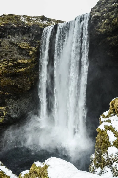 Iceland natureza, viagem de inverno foto na neve, aventura, viagem, caminhadas, montanhas . — Fotografia de Stock