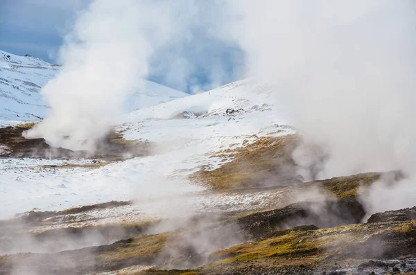 Iceland natureza, viagem de inverno foto na neve, aventura, viagem, caminhadas, montanhas . — Fotografia de Stock