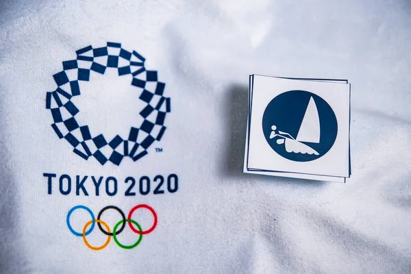 20歳 2020年 夏季オリンピックのセーリングアイコン東京2020 ホワイトの背景 公式ロゴやピクトグラム — ストック写真