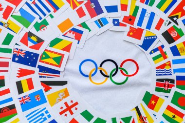Paris, Fransa, 25 Şubat. 2020: Olimpiyat ruhu fotoğrafı, olimpiyat yüzükleri ve dünya bayrakları, Tokyo 2020 Yaz Olimpiyatları için orjinal duvar kağıdı