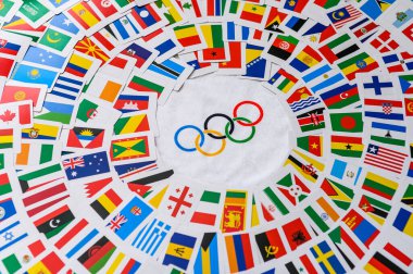 Paris, Fransa, 25 Şubat. 2020: Olimpiyat yüzükleri ve tüm dünya bayrakları. Tokyo 2020 Yaz Olimpiyatları için arka plan
