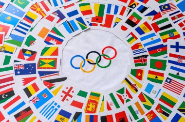 Paris, Fransa, 25 Şubat. 2020: Tokyo 2020 Olimpiyat arka planı, olimpiyat halkaları ve tüm ülkelerin bayrakları