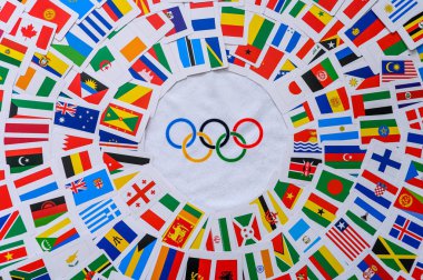 Paris, Fransa, 25 Şubat. 2020: Olimpiyat çeşitliliği, dünyadaki tüm ulusların bayrakları ve beyaz arka planda renkli olimpiyat halkaları