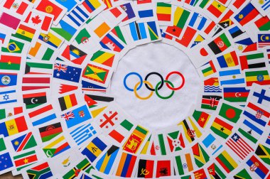 Paris, Fransa, 25 Şubat. 2020: Olimpiyat ruhsal duvar kağıdı, tüm ulusların bayrakları, dünyadaki tüm ülkelerin bayrakları