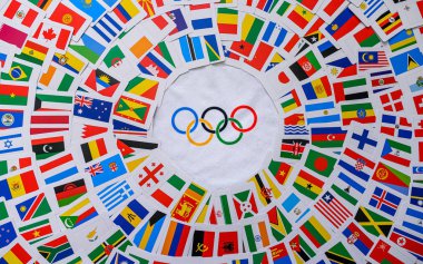 Paris, Fransa, 25 Şubat. 2020: Olimpiyat yüzükleri ve renkli dünya bayrakları