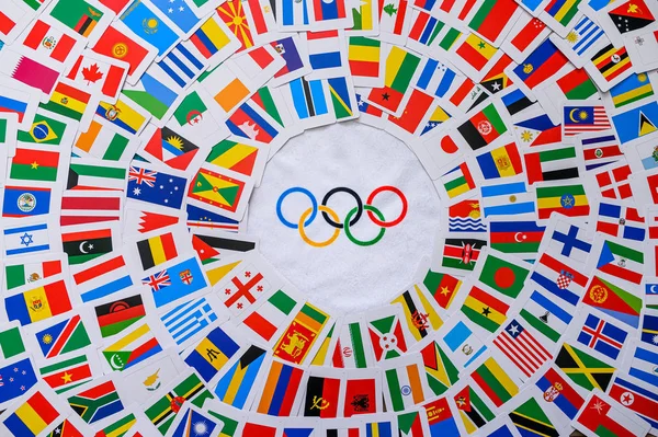 Париж Франция Февраля Париж 2020 Национальные Флаги Олимпийские Кольца Середине — стоковое фото
