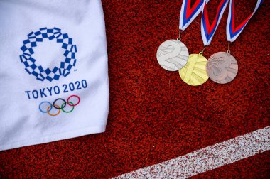 Tokyo, Japonya, 5 Mart. 2020: Altın Gümüş ve bronz madalya, Tokyo 'da yaz olimpiyatları. Arka planda kırmızı atletizm pisti