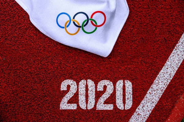 3月5日 日本东京 2020年 东京2020年背景 白色背景上的奥林匹克标志 红色田径运动道 — 图库照片