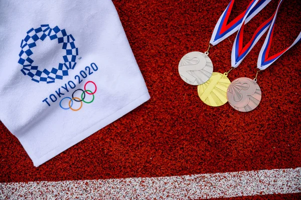 3月5日 2020年 東京2020メダル授賞式 スポーツ 勝利のコンセプトフォトメダルセットと東京オリンピックのロゴ — ストック写真