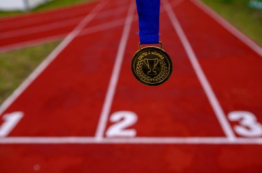 Spor motivasyon fotoğrafı, kupa ve unvanlı altın madalya. Sen bir kazanansın. Tokyo 2020 Yaz Olimpiyatları için orijinal fotoğraf