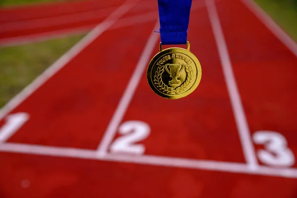 Gold Medal Red Running Track Background Sport Motivation Concept Photo — Stock Photo, Image
