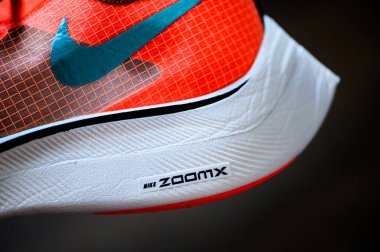 Bangkok, Tayland, 7 Mart. 2020: Nike koşu ayakkabıları Buharsinek Sonraki%. Tartışmalı atletizm maratonu ayakkabısı, Ethe Color versiyonu, Zoom köpüğü ve Nike Flyknit uyarıcıları hakkında detaylı görüş,
