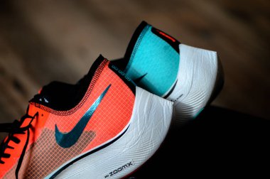 Bangkok, Tayland, 7 Mart. 2020: Nike koşu ayakkabıları Buharsinek Sonraki%. Tartışmalı atletizm maratonu ayakkabısı, Ethe Color versiyonu, Zoom köpüğü ve Nike Flyknit uyarıcıları hakkında detaylı görüş,