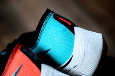 Bangkok, Tayland, 7 Mart. 2020: Nike koşu ayakkabıları Buharsinek Sonraki%. Tartışmalı atletizm maratonu ayakkabısı, Ethe Color versiyonu, Zoom köpüğü ve Nike Flyknit uyarıcıları hakkında detaylı görüş,