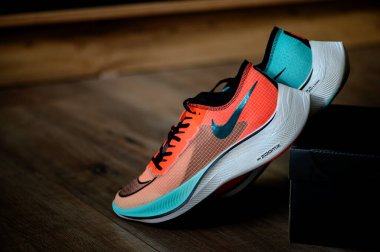 Bangkok, Tayland, 7 Mart. 2020: Nike koşu ayakkabıları Buharsinek Sonraki%. Tartışmalı atletizm maratonu ayakkabısı, Ethe Color versiyonu, Zoom köpüğü ve Nike Flyknit uyarıcıları hakkında detaylı görüş,