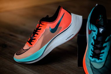 Bangkok, Tayland, 7 Mart. 2020: Nike koşu ayakkabıları Buharsinek Sonraki%. Tartışmalı atletizm maratonu ayakkabısı, Ethe Color versiyonu, Zoom köpüğü ve Nike Flyknit uyarıcıları hakkında detaylı görüş,