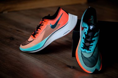 Bangkok, Tayland, 7 Mart. 2020: Nike koşu ayakkabıları Buharsinek Sonraki%. Tartışmalı atletizm maratonu ayakkabısı, Ethe Color versiyonu, Zoom köpüğü ve Nike Flyknit uyarıcıları hakkında detaylı görüş,